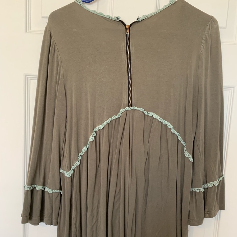 Woman’s top - Picture 2 of 2